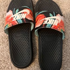 Nike slides women’s 9-10